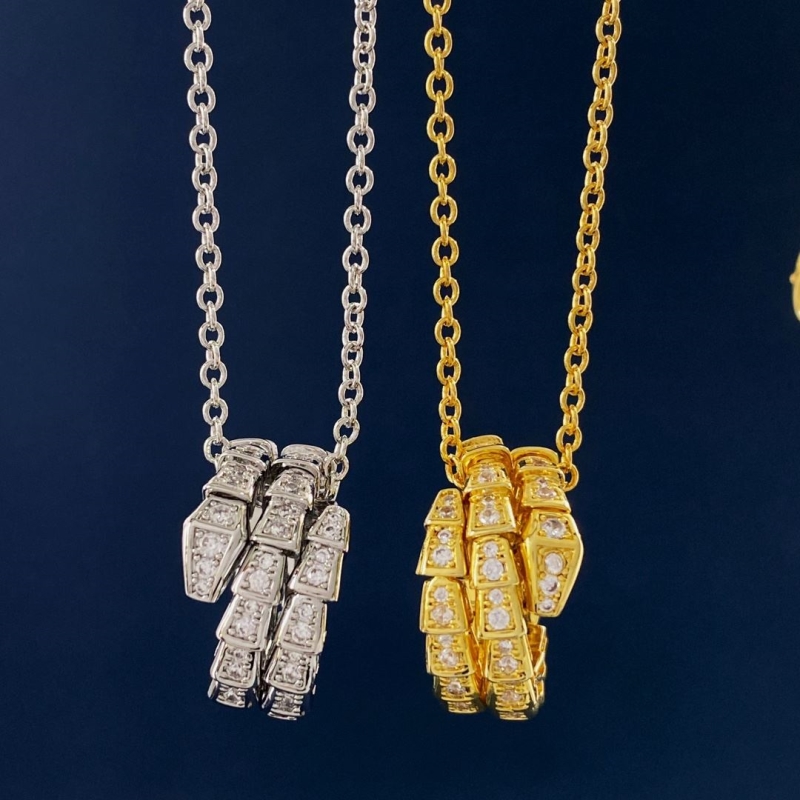 Bo*te*ga venenta necklaces